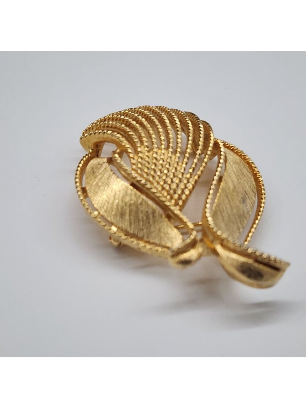 Vintage Lisner Brooch Gold Tone Modernist Abstract Leaf Pin - Picture 2 of 9